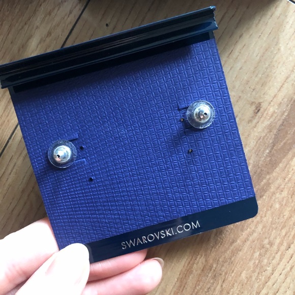 Sold Swavorski stud earrings - Picture 4 of 4